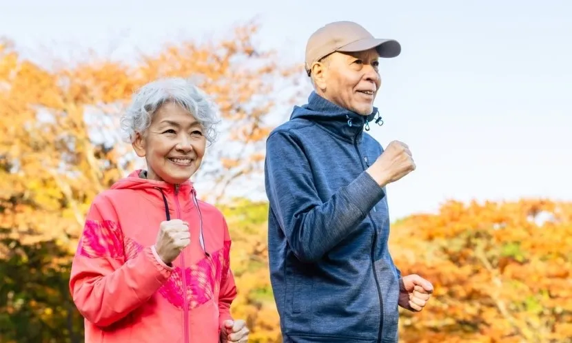 從中年開始建立肌力及神經肌肉控制能力，即使年長後身體逐漸退化，仍可能保有較好的行動能力，也有助降低跌倒、骨折及失能風險。圖片來源／Shutterstock