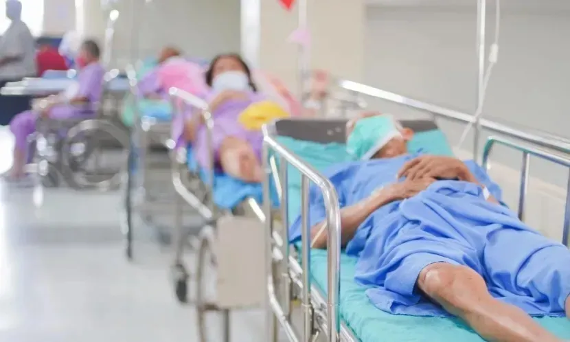 民眾無法判斷自己是輕症還是重症,大醫院急診總是爆滿。圖片來源 / Shutterstock