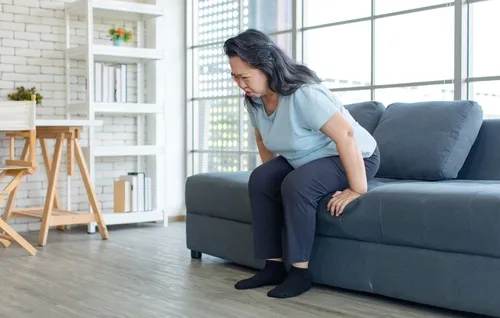 別小看反覆起身、坐下的簡單動作,它能反映一個人的下肢肌力。圖 / Shutterstock