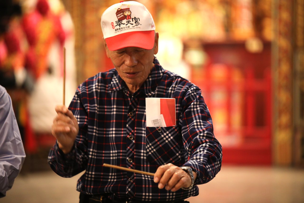 陳朝江是北管傳人,農場是他紓解壓力的調劑。(攝影/林吉洋)