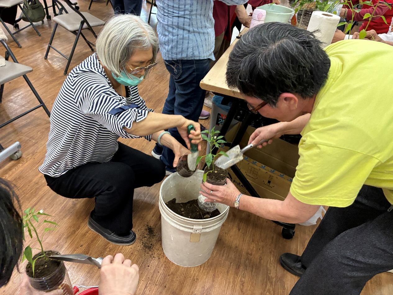 大家在一起種下的小辣椒苗,是日常勞動中的綠色奇蹟!(圖片來源:畢嘉士基金會提供)