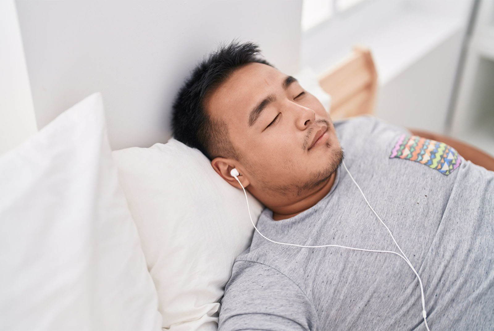 你還在馬桶上滑手機嗎？醫師揭「3大傷腦習慣」：這些小動作，恐害你提前失智