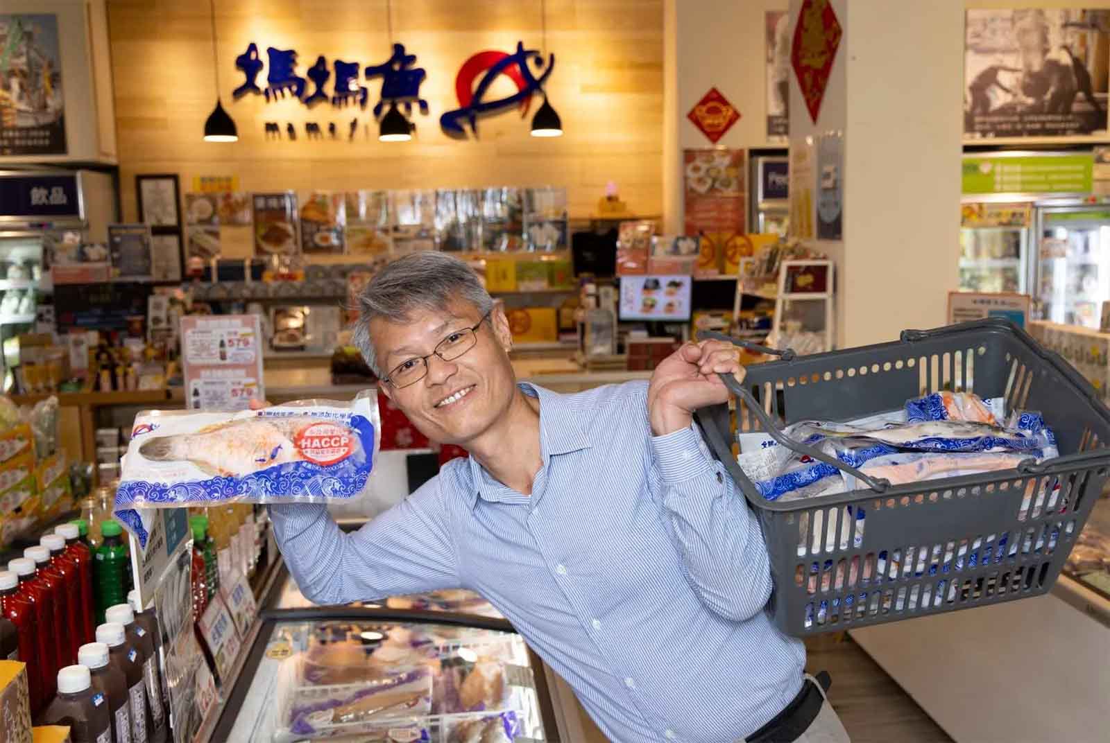 半導體公司董座改當「賣魚郎」！他親自上街發傳單，年營收突破上億元