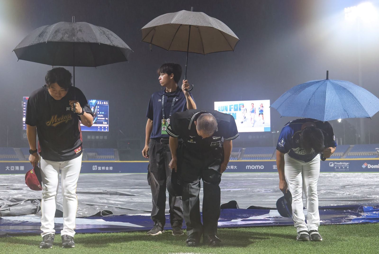 當極端高溫、突降暴雨沒收比賽，球場、球團與地方政府的責任該如何釐清？誰該多想想如何因應氣候變遷？